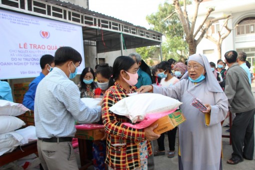 100 phần quà Tết đến với người khuyết tật và hộ nghèo xã Văn Giáo