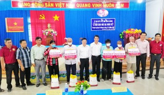 Bàn giao 5 căn nhà Đại đoàn kết cho hộ nghèo ở Tịnh Biên