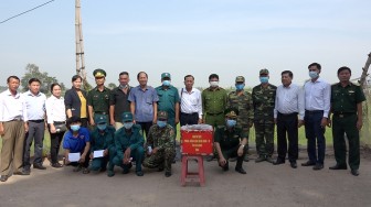 Lãnh đạo huyện Châu Phú thăm, tặng quà các chốt phòng, chống dịch trên tuyến biên giới An Giang