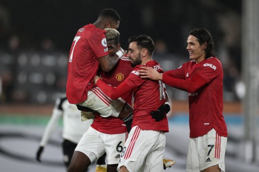 Pogba vẽ siêu phẩm, MU ngược dòng hạ Fulham