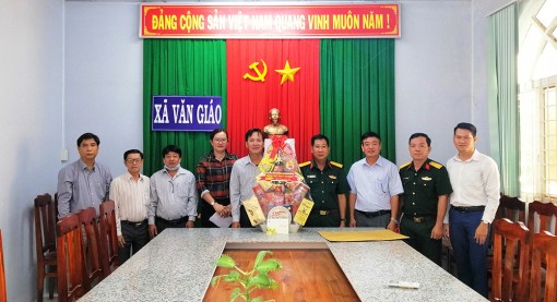 Thăm, chúc Tết và tặng quà hộ nghèo tại xã Văn Giáo