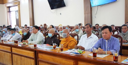 Chợ Mới họp mặt chức sắc, chức việc, các tôn giáo, dân tộc, các đội xây nhà, thi công cầu, đường