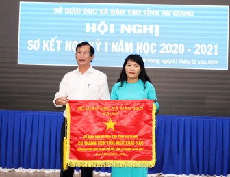 Sở Giáo dục và Đào tạo An Giang nhận cờ thi đua của Bộ Giáo dục và Đào tạo