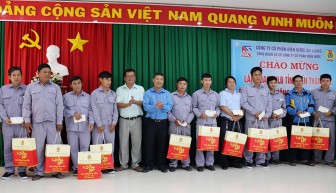 Liên đoàn Lao động tỉnh An Giang thăm, tặng quà doanh nghiệp, người lao động nhân dịp Tết Nguyên đán Tân Sửu 2021