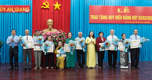 An Giang: Trao huy hiệu Đảng đợt 3- 2
