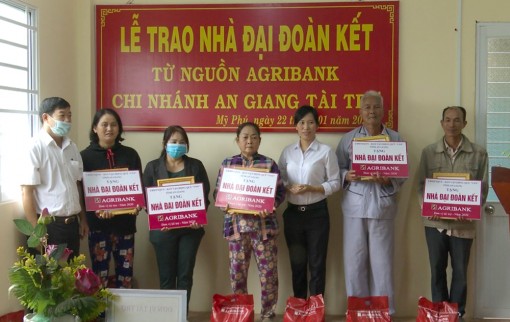 Trao 10 căn nhà Đại đoàn kết cho hộ nghèo 2 xã Mỹ Phú và Đào Hữu Cảnh