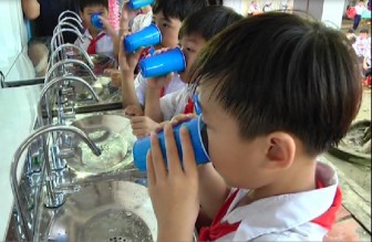 Chợ Mới tài trợ hệ thống nước sạch cho 10 trường học