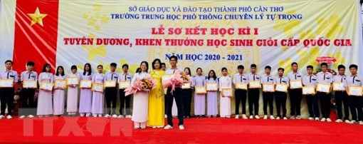 Học sinh Cần Thơ xếp thứ nhất cả nước môn tiếng Anh, tiếng Pháp