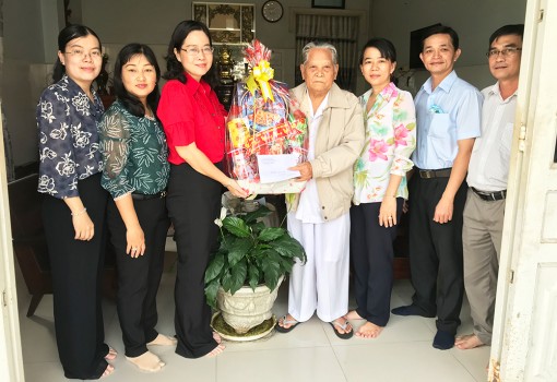 TP. Long Xuyên: Thăm, tặng quà nhân dịp Tết Nguyên đán Tân Sửu 2021