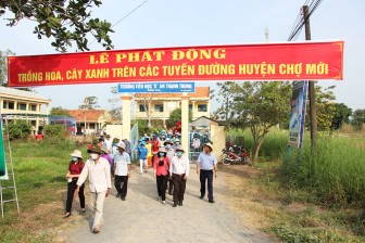 Chợ Mới ra quân trồng hoa, cây xanh trên tuyến Tỉnh lộ 944