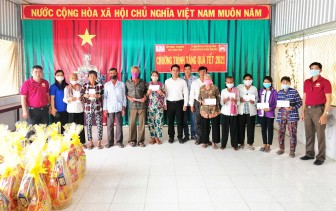 Thêm 500 phần quà Tết cho hộ nghèo huyện Tịnh Biên