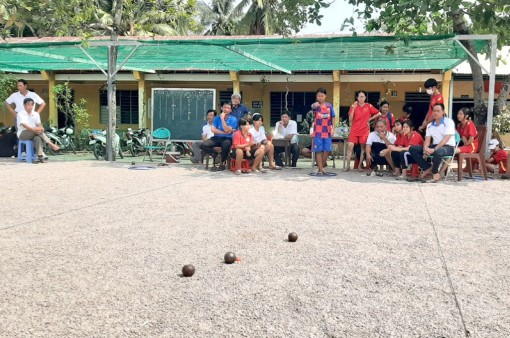 Sân chơi thể thao cho học sinh miền núi