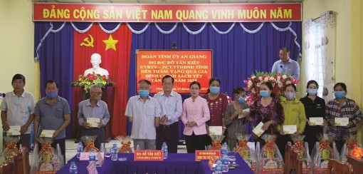 Chăm lo Tết cho nhân dân an toàn, đầm ấm