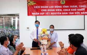 Phó Chủ tịch UBND tỉnh An Giang Lê Văn Phước thăm, chúc Tết doanh nghiệp và tặng quà công nhân lao động