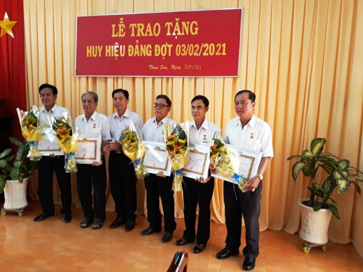 Thoại Sơn: Trao huy hiệu Đảng đợt 3-2