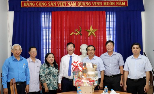 Phó Chủ tịch UBND tỉnh An Giang Lê Văn Phước chúc Tết các doanh nghiệp nhân dịp năm mới