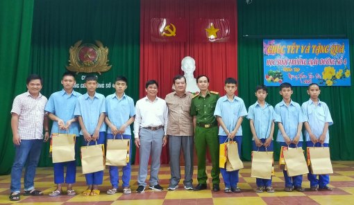 Tặng quà trẻ em tại Trường Giáo dưỡng số 4