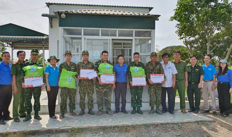 Thăm, tặng quà Tết cán bộ, chiến sĩ làm nhiệm vụ phòng, chống dịch COVID-19