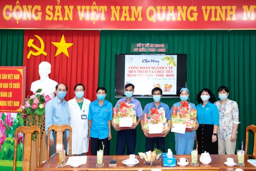 Công đoàn ngành Y tế An Giang thăm, chúc Tết, tặng quà đoàn viên, người lao động