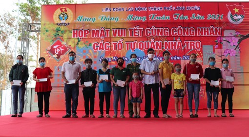 LĐLĐ TP. Long Xuyên tổ chức “Vui Tết cùng công nhân” các Tổ tự quản nhà trọ