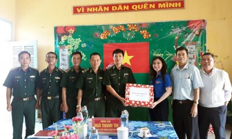Phú Tân chúc Tết các đơn vị kết nghĩa tại huyện đầu nguồn An Phú