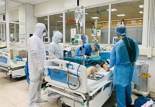 Chuyên gia đầu ngành hội chẩn ba bệnh nhân COVID-19 nặng