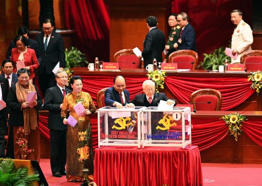 Các đại biểu bỏ phiếu bầu Ban Chấp hành Trung ương khóa XIII