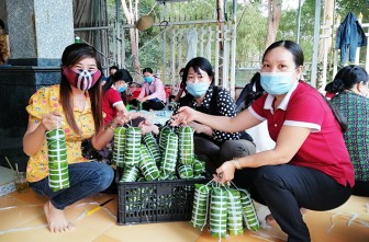 Gói 1.500 đòn bánh tét tặng lực lượng vũ trang và gia đình chính sách tại huyện Tịnh Biên