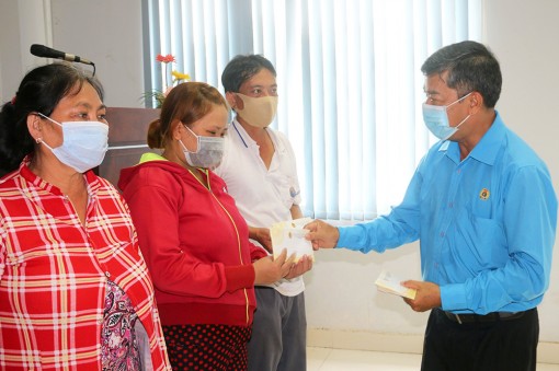 Thêm 100 phần quà Tết cho công nhân lao động ảnh hưởng do dịch bệnh COVID-19