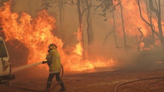 Cháy rừng lan rộng ở Australia, phá hủy nhiều nhà cửa