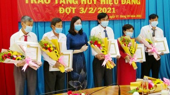 Tri Tôn trao huy hiệu Đảng đợt 3-2-2021