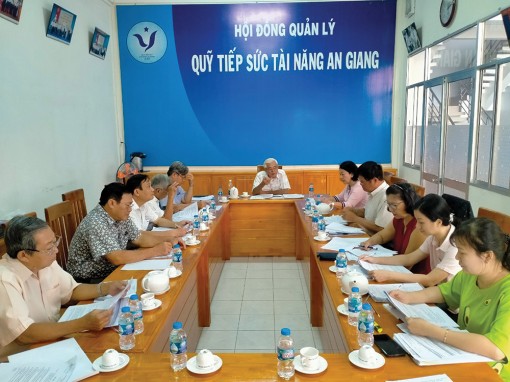 Tiếp tục chăm lo, phát triển sự nghiệp giáo dục địa phương
