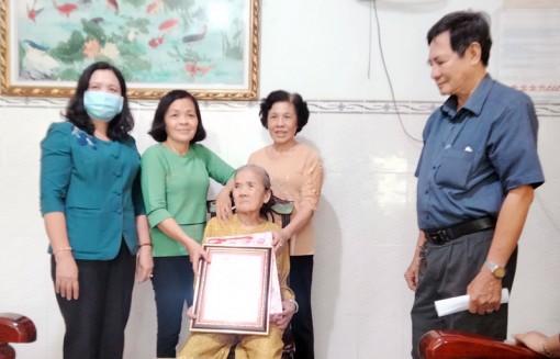 Bến Tre: Mừng thọ các cụ tròn 100 tuổi