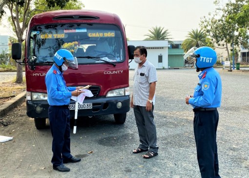 An Giang: Đội Thanh tra Giao thông số 2 kiểm tra, tuyên truyền công tác phòng, chống dịch COVID-19 các chủ phương tiện kinh doanh vận tải