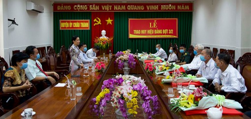 Huyện ủy Châu Thành trao huy hiệu Đảng cho các đảng viên cao niên tuổi Đảng đợt 3-2