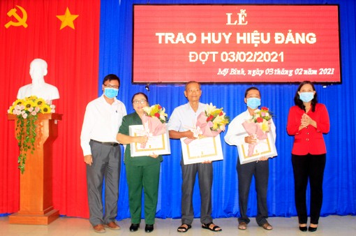 TP. Long Xuyên tổ chức đoàn trao huy hiệu Đảng đợt 3-2