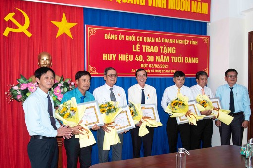Đảng ủy Khối Cơ quan và Doanh nghiệp tỉnh An Giang trao Huy hiệu 40 năm, 30 năm tuổi Đảng