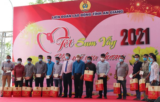 Đầm ấm “Tết sum vầy” trên quê hương Bác Tôn
