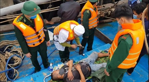 Cứu sống 8 thuyền viên trên tàu bị bốc cháy