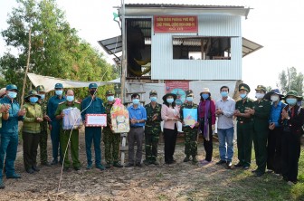 Chúc Tết các chốt kiểm soát phòng, chống dịch COVID-19 ở huyện An Phú