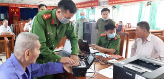 An Giang: Làm căn cước công dân gắn chip điện tử cho mẹ Việt Nam Anh hùng, đối tượng gia đình chính sách huyện Châu Phú