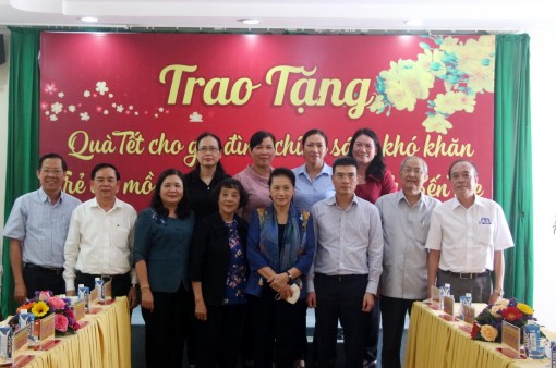 Trao quà Tết cho đối tượng chính sách tại Bến Tre