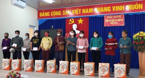 Công ty Cổ phần Xây lắp An Giang tài trợ hơn 10.000 phần quà, trị giá 4 tỷ đồng cho người dân