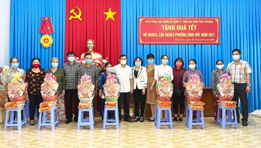 An Giang: Trao 100 phần quà cho hộ nghèo, cận nghèo phường Bình Đức