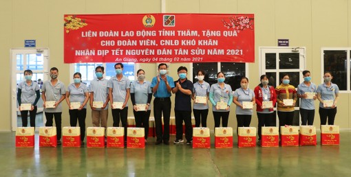 An Giang: Tặng 805 phần quà công nhân lao động hoàn cảnh khó khăn Khu công nghiệp Bình Hòa