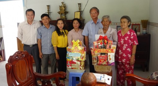 Huyện ủy Tri Tôn chúc Tết Anh hùng Lê Thành Cư