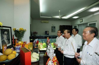Thủ tướng Nguyễn Xuân Phúc dâng hương tưởng niệm các lãnh đạo tiền bối của Ðảng, Nhà nước