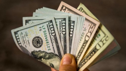 Tỷ giá USD hôm nay 5-2: USD tăng vọt, dìm giá vàng xuống sâu