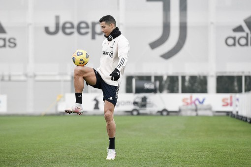 Ronaldo: 'Tôi không dám hứa sẽ chơi bóng thêm 20 năm nữa'