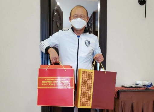 Thủ tướng Nguyễn Xuân Phúc tặng quà Tết cho HLV Park Hang Seo